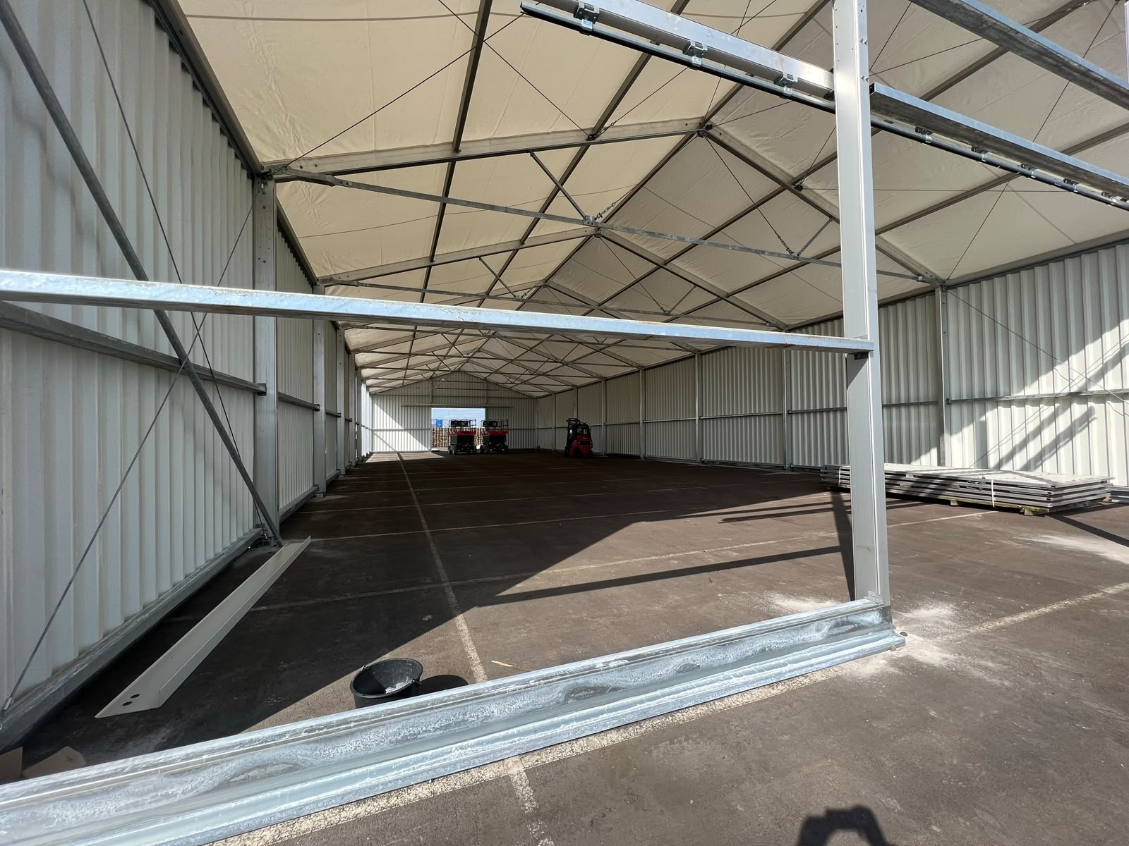 Innenansicht einer montierten Industriehalle